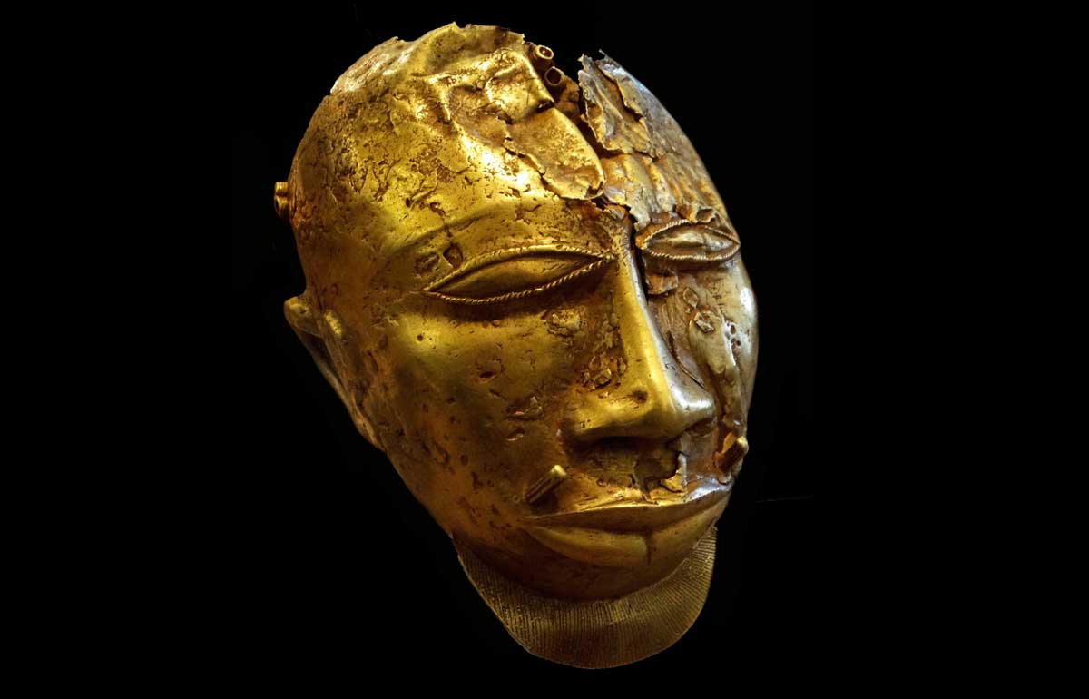 Gold mask of Kofi Karikari, 19th century. Photo 12/Alamy.