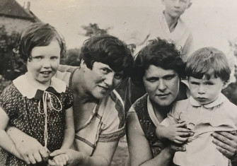 The Cohen sisters, Nellie (left) and Rose (right), c.1932. Nellie is holding her daughter Joyce and Rose is holding her son Alexey. Courtesy of P. Harris.