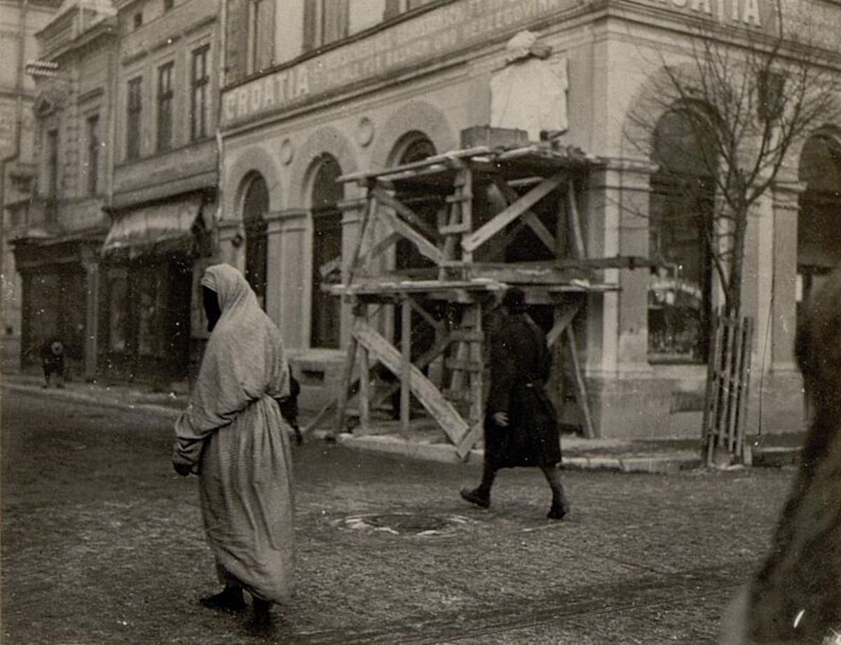 The site of Franz Ferdinand’s assassination in Sarajevo, pictured in 1916. Austrian National Library. Public Domain.