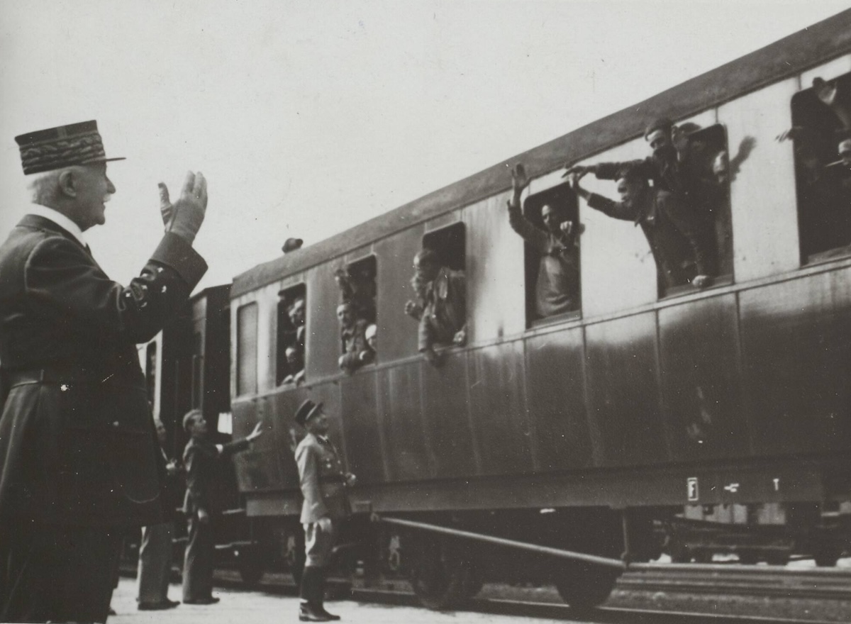 Returned French prisoners of war are greeted at Roanne station by Marshal Pétain, August 1941. Nationaal Archief. Public Domain.