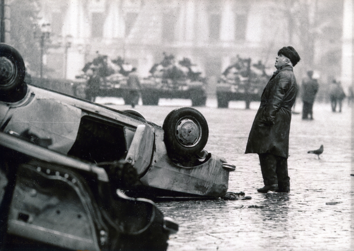 A street scene in Bucharest during the Romanian Revolution, 15-25 December 1989. Forteopan (CC BY-SA).