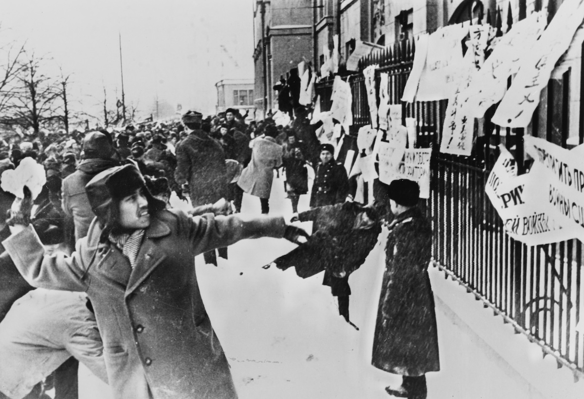 Students hurl snow at the US embassy in Moscow to protest the Vietnam War whilst Soviet police look on. US Information Agency. Public Domain.