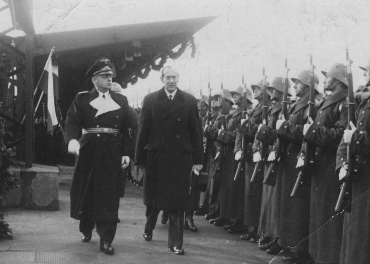 German reichsminister of foreign affairs minister Joachim von Ribbentrop (left) and Polish foreign minister Józef Beck (right) are greeted by a guard of honour at Warsaw station, 25 January 1939. Narodowe Archiwum Cyfrowe. Public Domain.