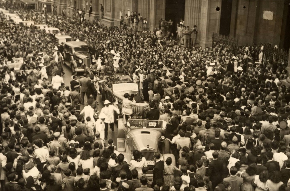 Crowds mob Argentine first lady Eva Perón on a visit to Madrid, 1947. Canary Islands Historical Photography Archive (CC-BY).