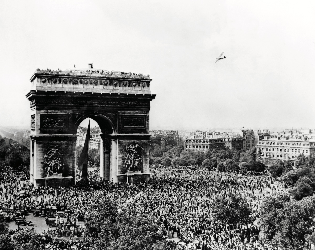 Crowds gathered at the Arc de Triomphe celebrating the liberation of Paris, 26 August 1944. Heritage Images/Topfoto.