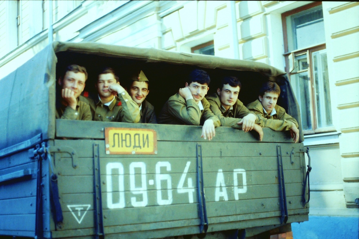 Young Red Army soldiers in Moscow, 1990. Dupont66 (CC BY 4.0).