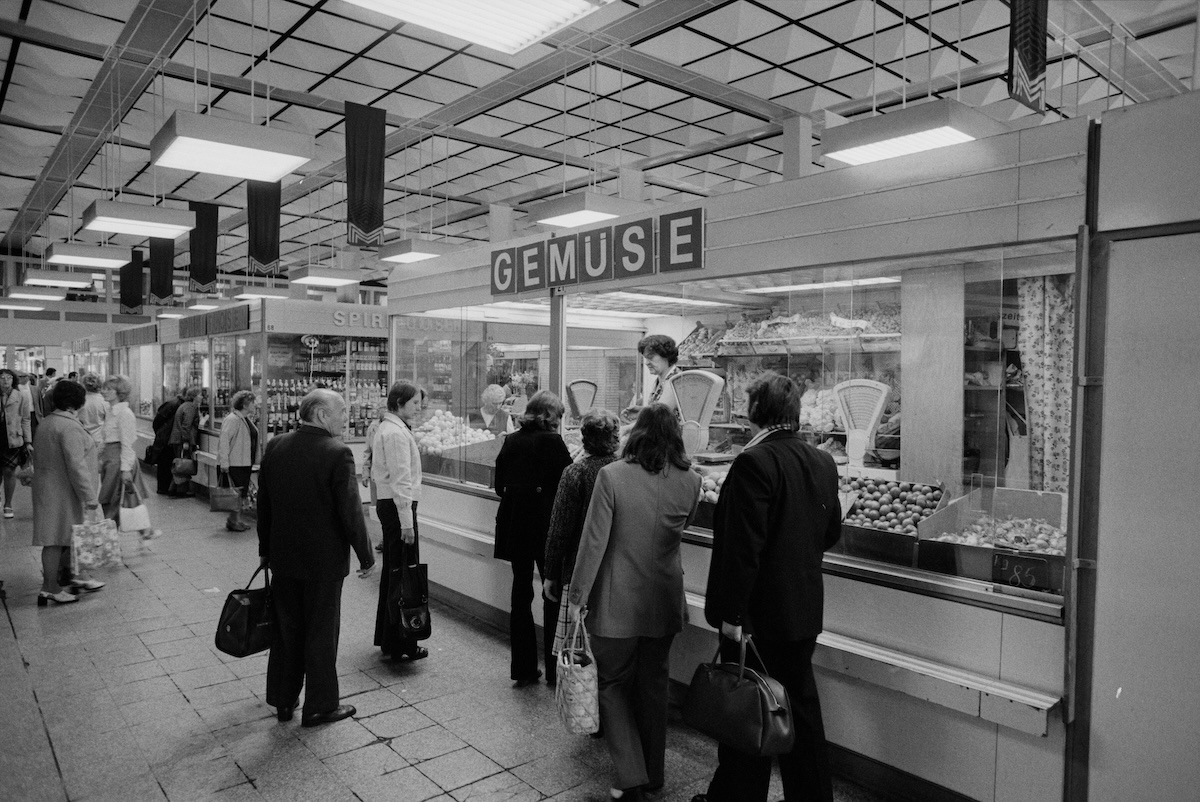 A department store in East Berlin, by Christof Sonderegger, September 1975. ETHBIB.Bildarchiv. Public Domain.