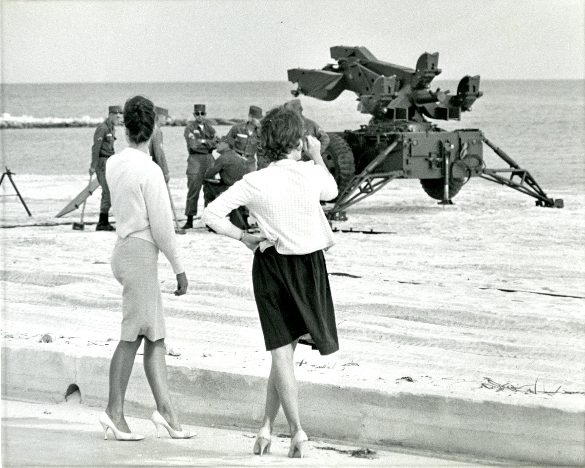 A surface-to-air missile launcher on Smathers Beach, Florida, during the Cuban Missile Crisis, 1962. Florida Keys History Center-Monroe County Public Library (CC BY 2.0).