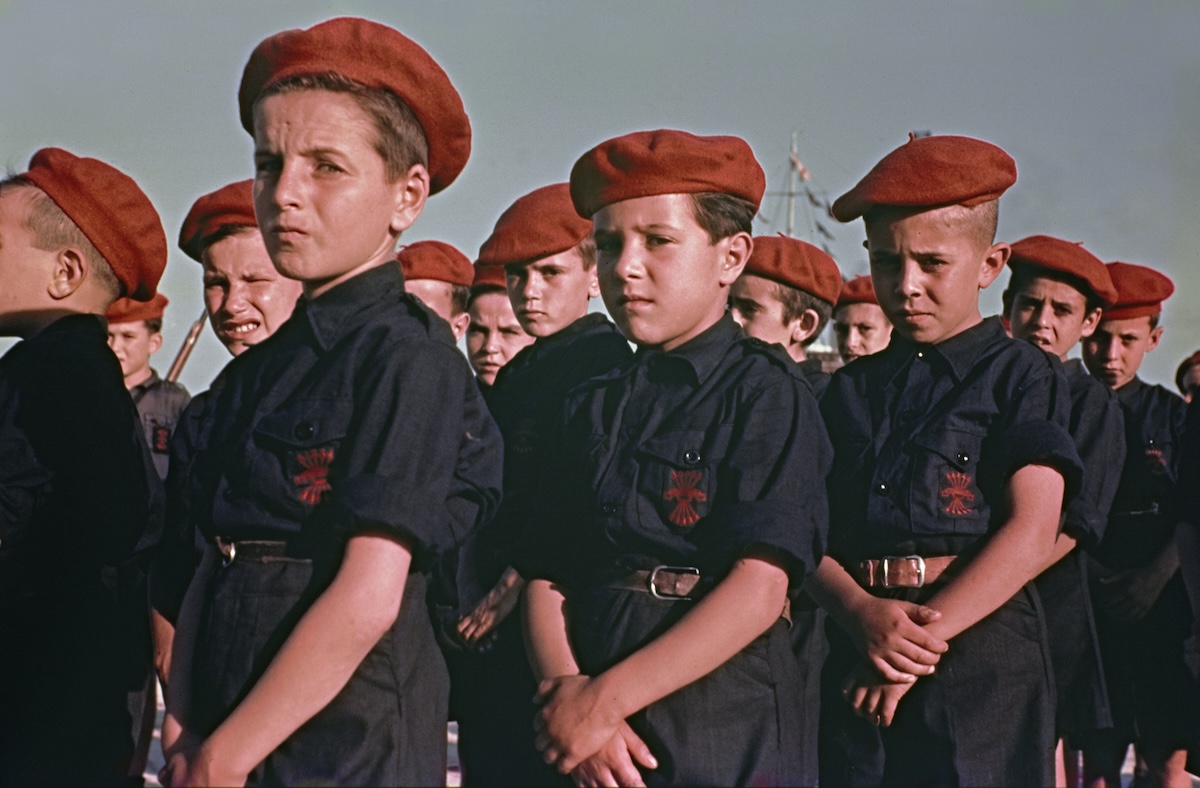 Young Falangists in Spain, by Granz Grasser, 1937. Deutsche Fotothek. Public Domain.