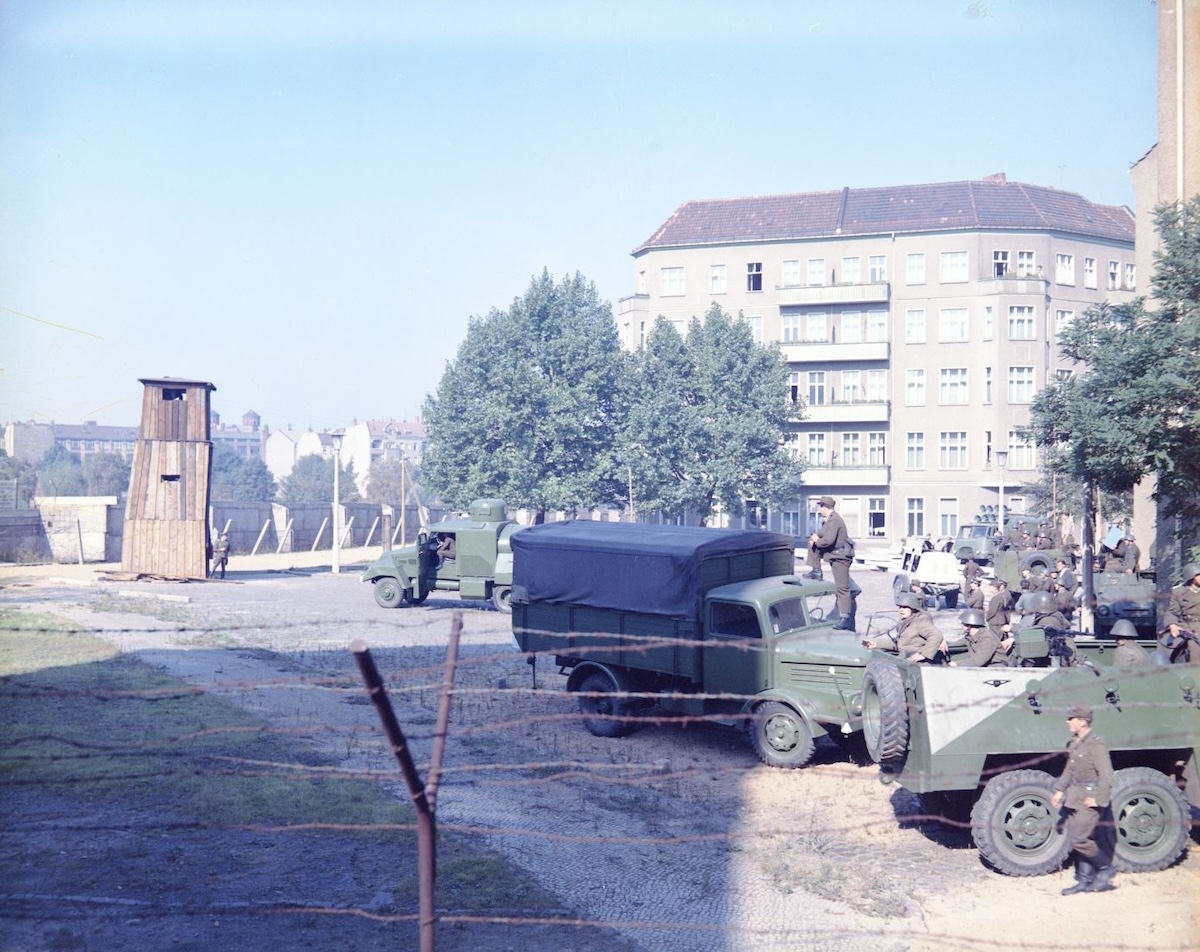 Provisional East German border installations and watchtower, Berlin, c. 1961. Allied Museum/US Army Photograph. Public Domain.