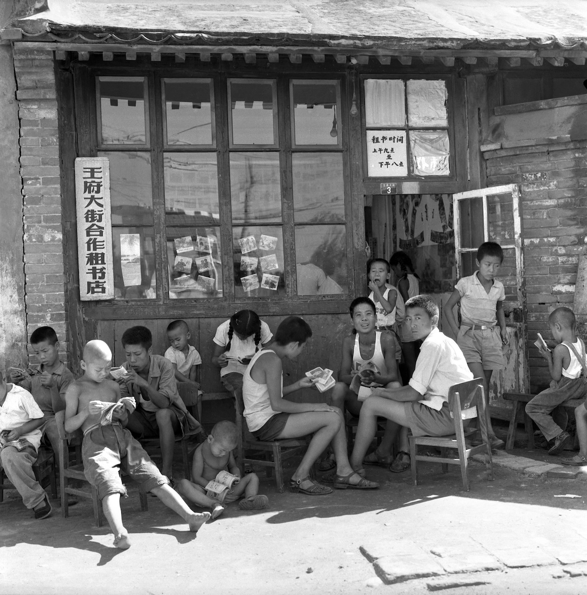 Children read lianhuanhua outside the ‘Rental books library of Wang Fu street’, Beijing, 2 September 1966. AFP/Getty Images.