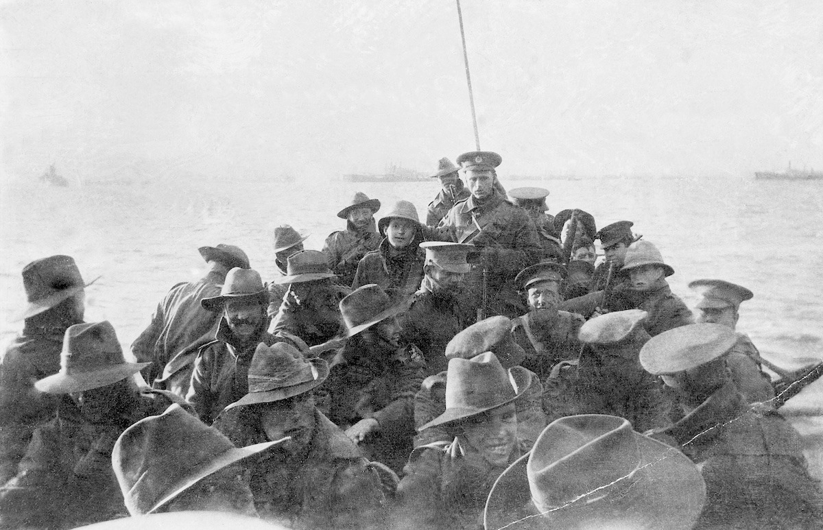 A lifeboat carries men of the 1st Divisional Signal Company towards Anzac Cove, Gallipoli, 25 April 1915. Australian War Memorial. Public Domain.