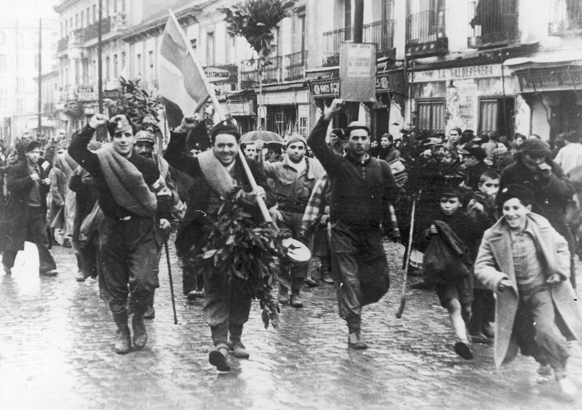 Soldiers of the International Brigades returning from the front, March 1937. Narodowe Archiwum Cyfrowe. Public Domain.