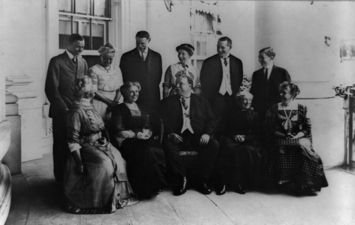 The extended Taft family with US president William H. Taft, 18 June 1918. Library of Congress. Public Domain.