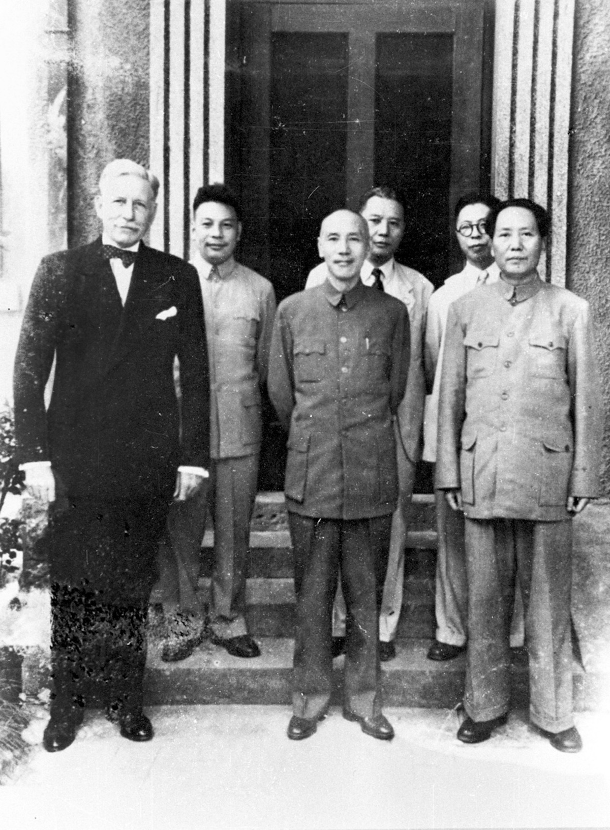 Kuomintang leader Chiang Kai-shek and Communist leader Mao Zedong, meeting in Chongqing, China, 1945. United Archives/WHA (CC BY-SA).