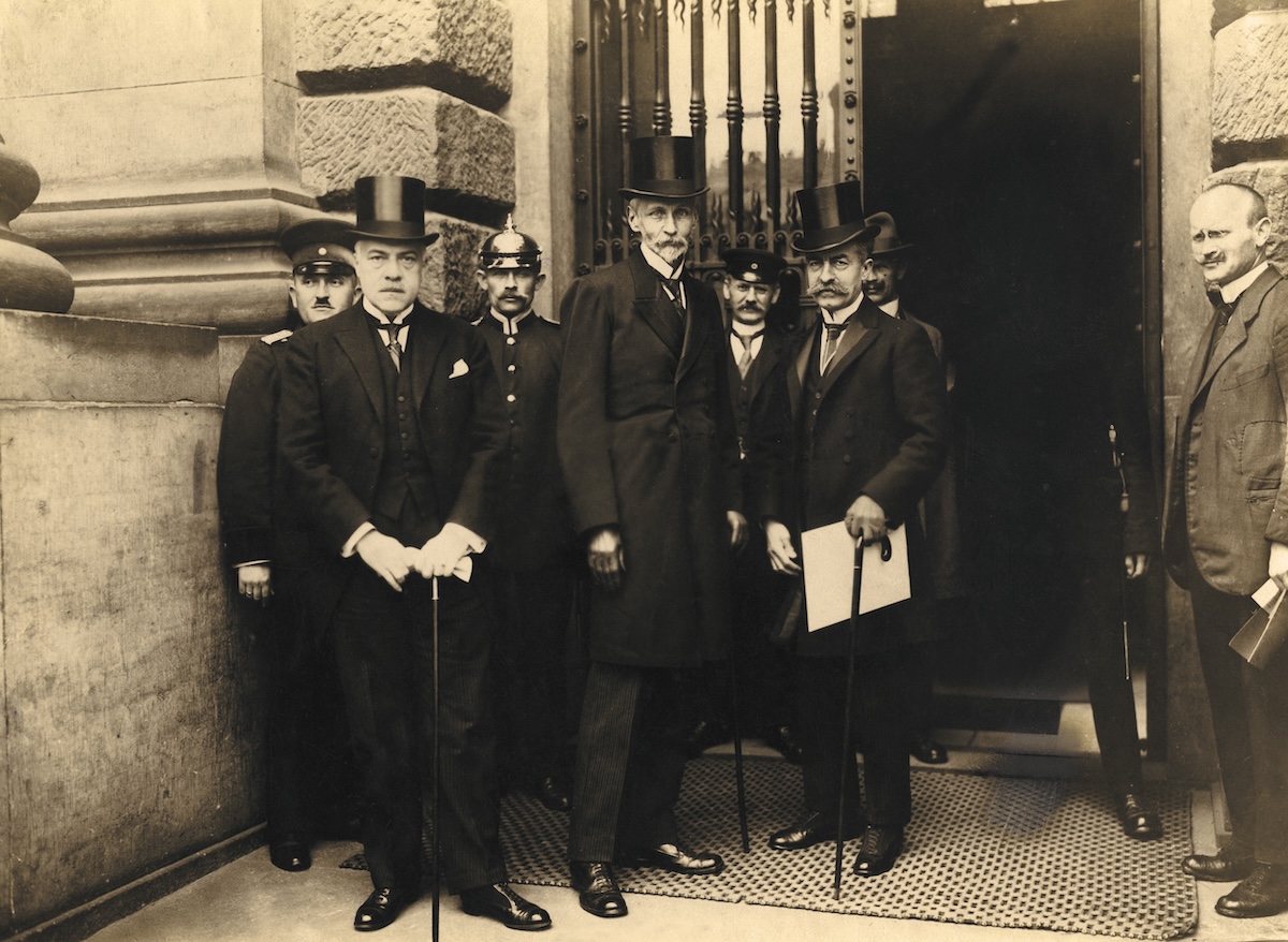 Pepresentatives of the French government at the war crimes trial in Leipzig, 1921. Sueddeutsche Zeitung Photo/Alamy Stock Photo.