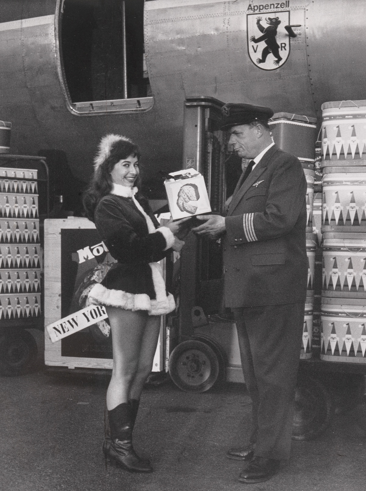 Panettone being unloaded from a Swissair cargo plane, c. 1960. ETH Library Zurich, Image Archive / LBS_SR12-21-127-AL (BY-SA 4.0).