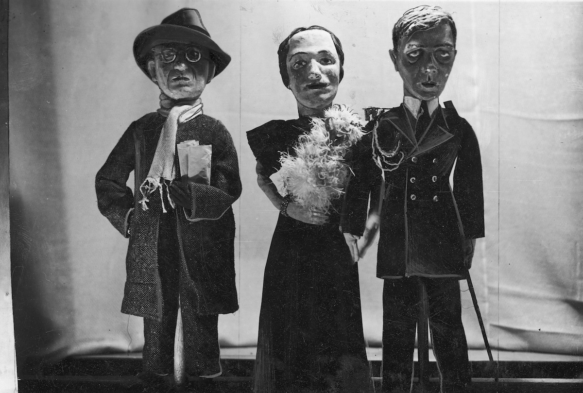 Puppets of Edward VIII and Wallis Simpson from a satirical nativity scene, Krakow, 1937.  Narodowe Archiwum Cyfrowe. Public Domain.