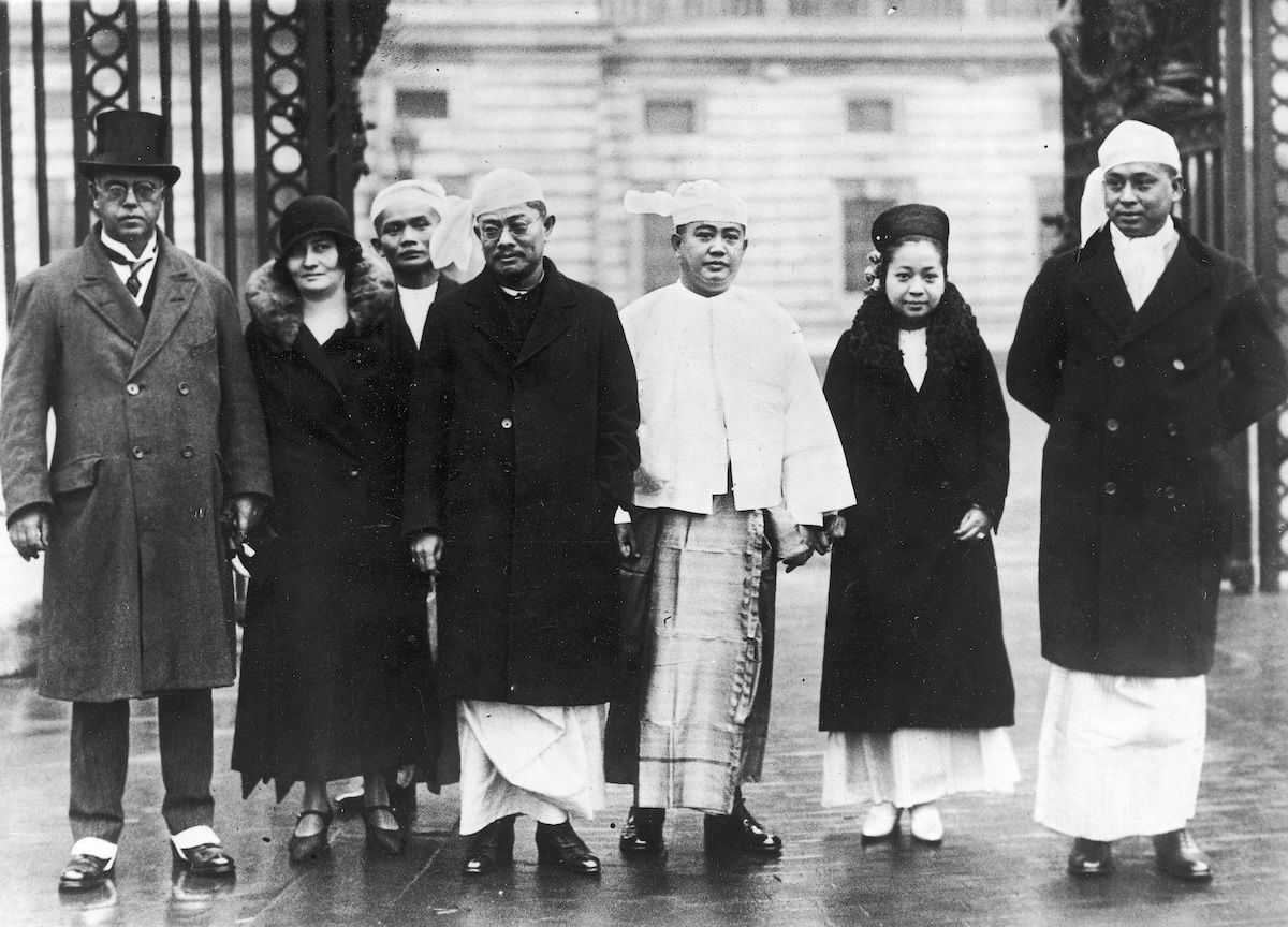 Members of the Burmese delegation in front of Buckingham Palace, after the audience with King George V, December 1930. Narodowe Archiwum Cyfrowe. Public Domain.