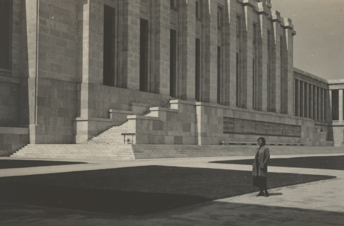 The facade of the Palace of Nations, headquarters of the League of Nations, c. 1938. ETH Library Zurich, Image Archive / Ans_14923-61-AL. Public Domain.