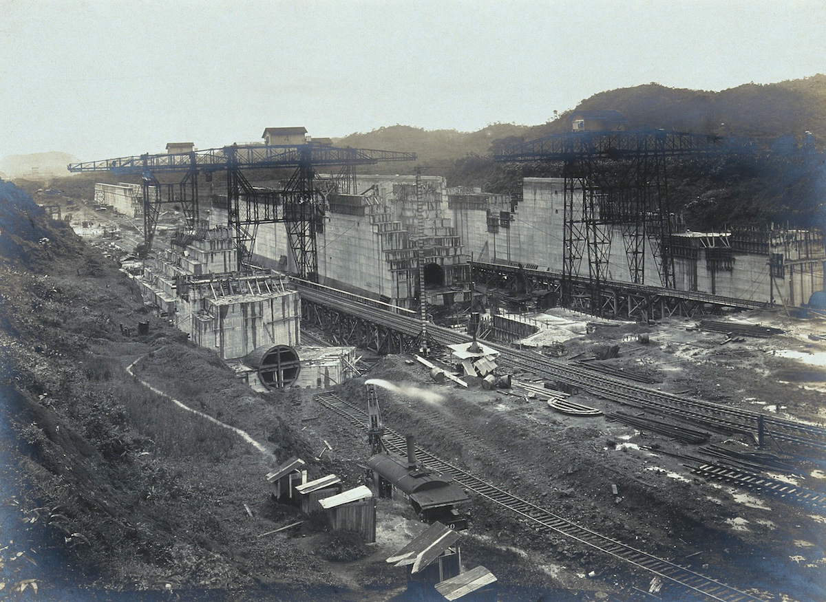 Wooden huts for workers on the Panama Canal at Cristobal, c. 1910. Wellcome Collection. Public Domain.