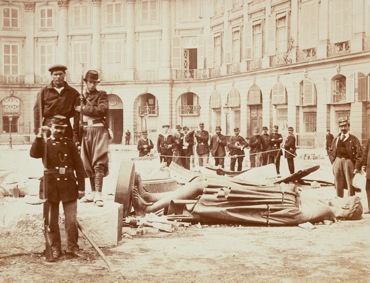 Destruction of the Vendôme Colonne during the Paris Commune, by Auguste Bruno Braquehais, 1871. Musée Carnavalet, Histoire de Paris. Public Domain.