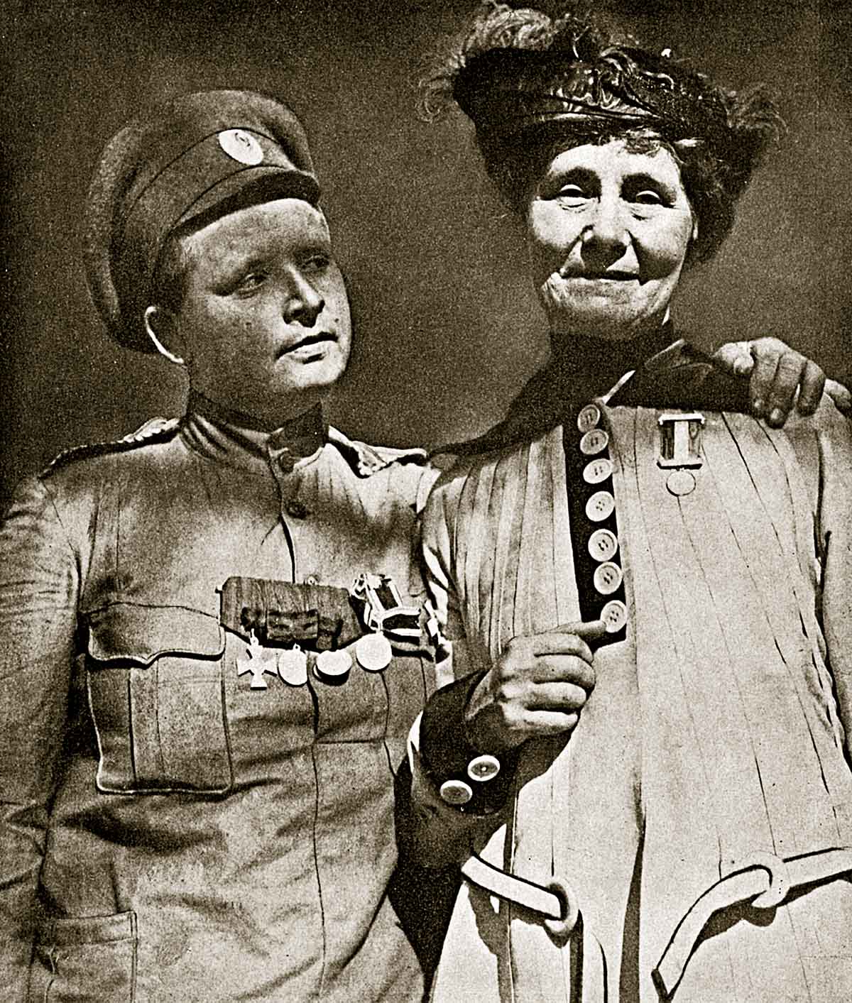 Maria Bochkareva and Emmeline Pankhurst in Russia, 1917. Alamy.