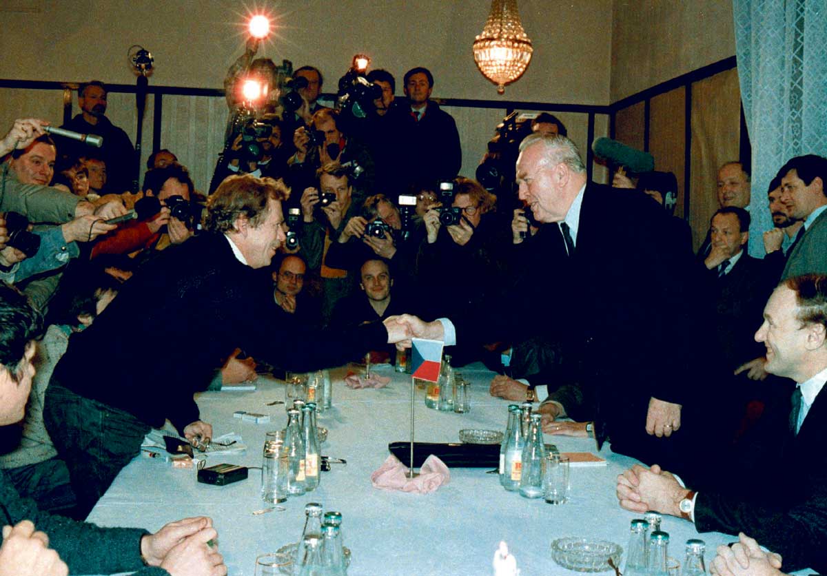 Václav Havel (left) shaking hands with Ladislav Adamec, the last communist prime minister of Czechoslovakia, 26 November 1989 © UIG/akg-images.