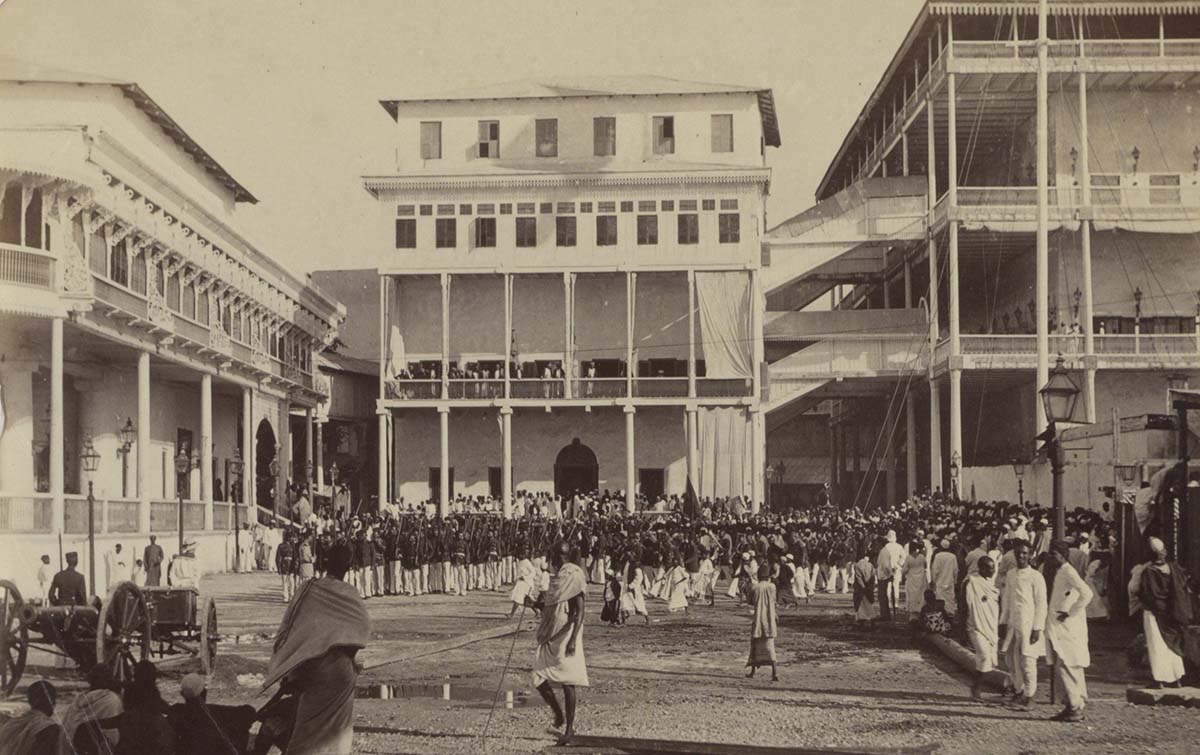 People and soldiers at the palace of the Sultan of Zanzibar, c. 1880 - c. 1920. Rijksmuseum.