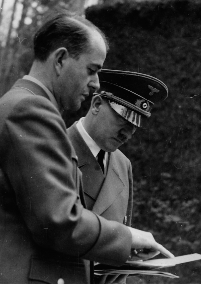 Albert Speer shows a plan to Adolf Hitler, c. 1943. Narodowe Archiwum Cyfrowe. Public Domain.