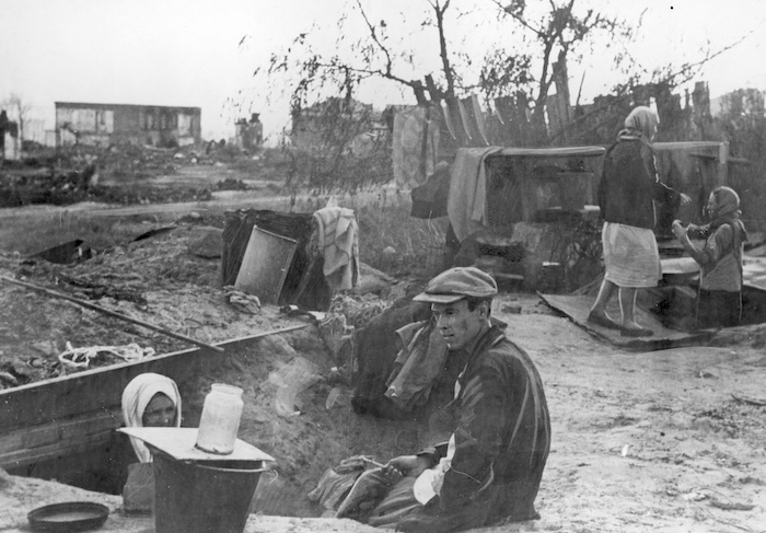 Civilians in dugouts in Stalingrad, c. 1942. Narodowe Archiwum Cyfrowe. Public Domain.