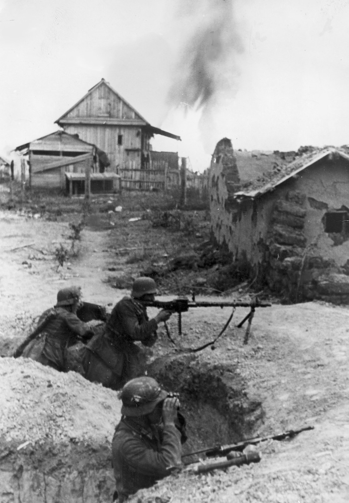 German soldiers fighting near Stalingrad, c. 1942. Narodowe Archiwum Cyfrowe. Public Domain.