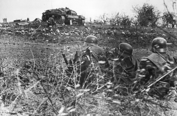 German infantry advacing on Stalingrad, September 1942. Narodowe Archiwum Cyfrowe. Public Domain.