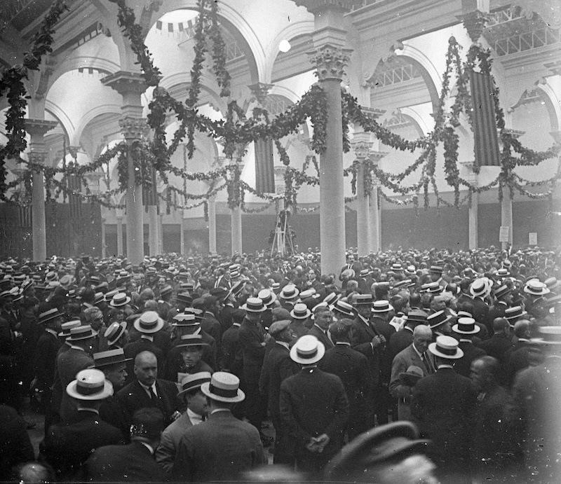 Banquet organised by the Regionalist League at the palace of Modern Art in Montjuïc in Barcelona to affirm Catalan identity, 1922. Ajuntament de Girona. Public Domain.