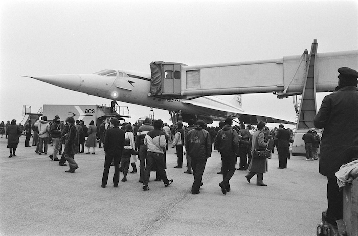 Crowds admire Concorde at Schipol Airport in the Netherlands, 27 February 1982. Nationaal Archief. Public Domain.