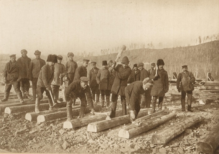 Convicts working on the Trans-Siberian Railroad, c. 1908-13. Library of Congress. Public Domain.