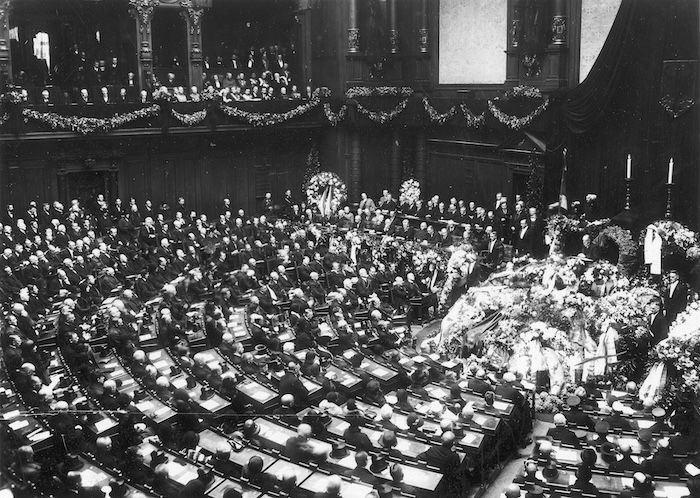 The funeral of Gustav Stresemann in the Reichstag, with Streseman’s coffin on the president’s tribune, 8 October 1929. Narodowe Archiwum Cyfrowe. Public Domain.