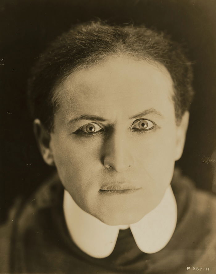 Harry Housini, c.1920. National Portrait Gallery, Smithsonian Institution. Public Domain.