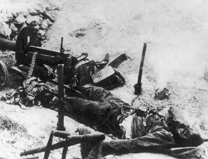 A dead volunteer from the International Brigades, chained to stakes driven into the ground, February 1937. Narodowe Archiwum Cyfrowe. Public Domain.