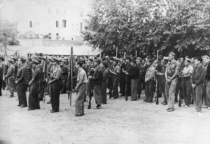 Soldiers of the International Brigades on parade, October 1938. Narodowe Archiwum Cyfrowe. Public Domain.