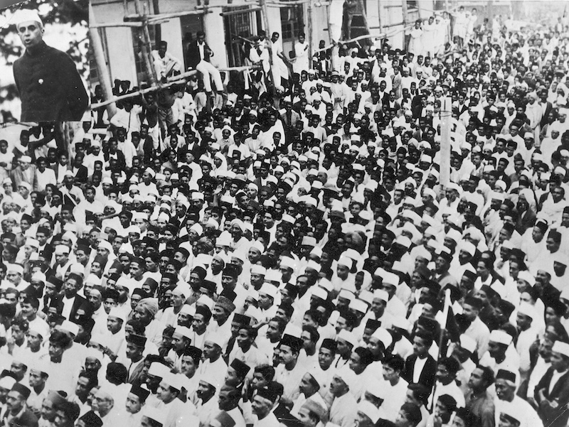 A photomontage showing demonstrators listen to a speech by Jawaharlal Nehru, c. March 1930. Narodowe Archiwum Cyfrowe. Public Domain.