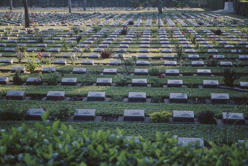 Kanchanaburi War Cemetery, the main cemetery for POWs who died in forced labour on the Burma-Thai railway, by Hans-Peter Bärtschi, February 1999. ETH Library Zurich, Image Archive (CC BY-SA 4.0)