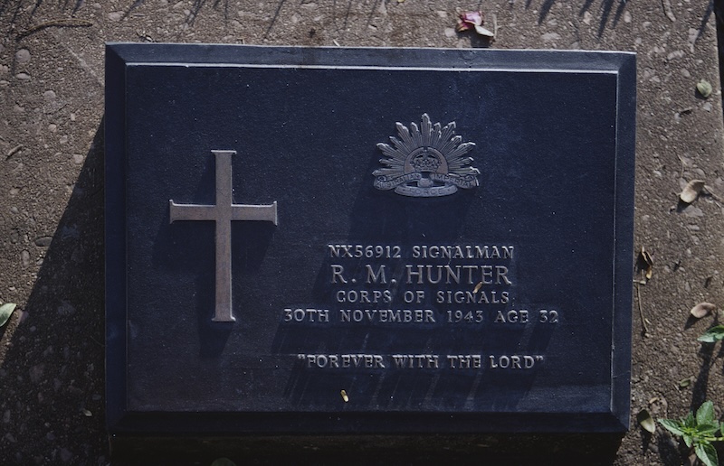 The grave of an Australian POW at Kanchanaburi War Cemetery, by Hans-Peter Bärtschi, February 1999. ETH Library Zurich, Image Archive (CC BY-SA 4.0)