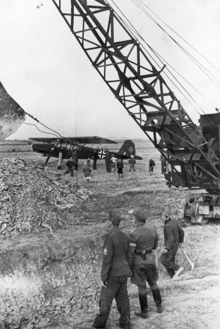 Organisation Todt constructing an airfield on the Eastern Front, c. 1944. Narodowe Archiwum Cyfrowe. Public Domain.