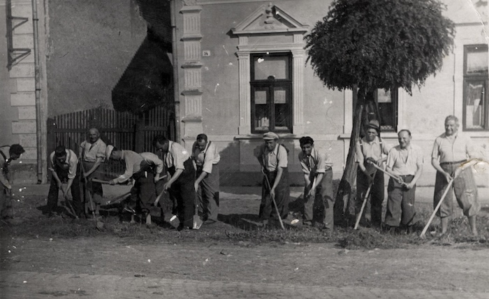 Jewish men perform forced labor digging on the side of a road in Debrecen, Hungary, c. 1940-44. United States Holocaust Memorial Museum, courtesy of Hannah & Nissan Lowinger. Public Domain.