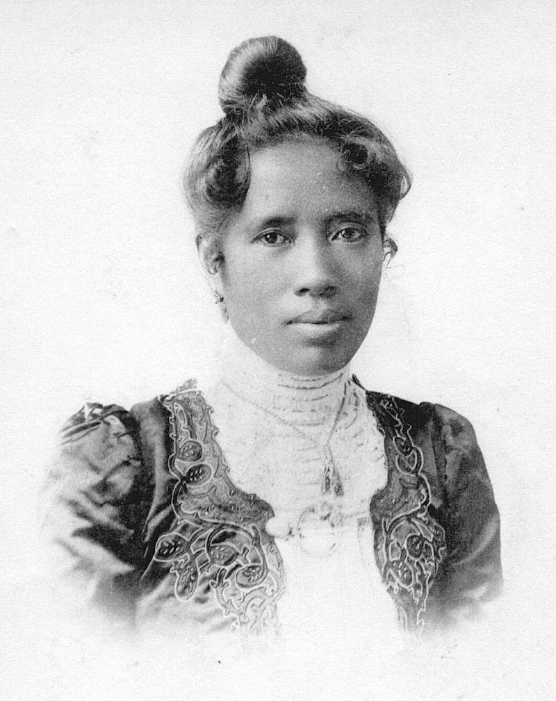 A postcard photograph of Queen Ranavalona III of Madagascar following her exile by the French, c. 1910. Smithsonian Institution. Public Domain.