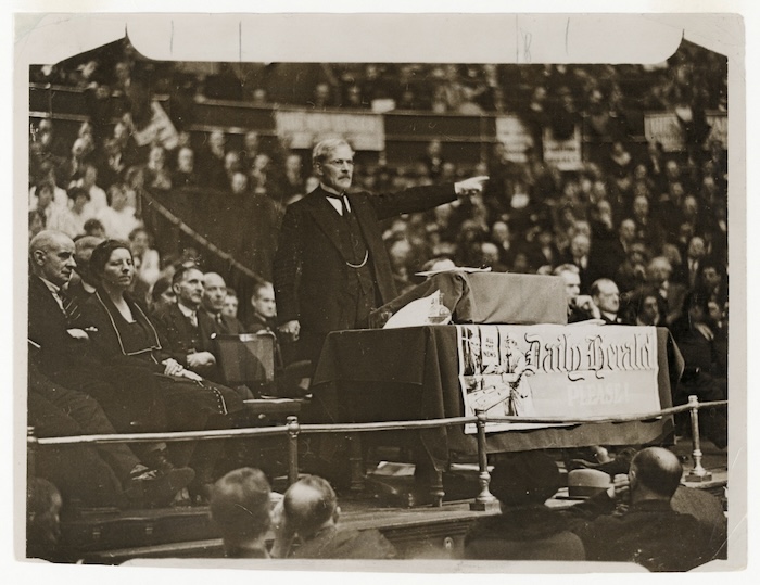 Ramsay MacDonald gives an election speech in London, by Erich Salomon, c. 1929. Berlin Gallery, Museum of Modern Art. Public Domain.