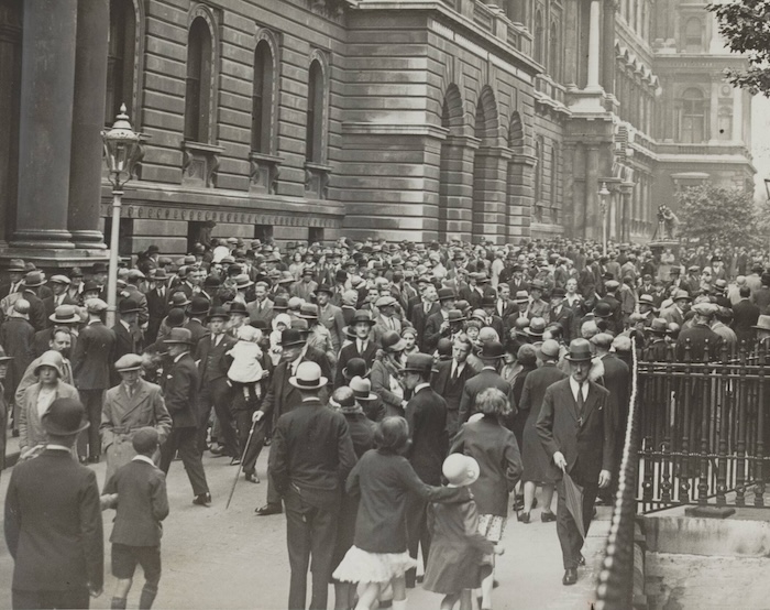 Prime Minister Ramsay Macdonald and a crowd in Downing Street after the fall of the Labour government, August 1931. Nationaal Archief. Public Domain.