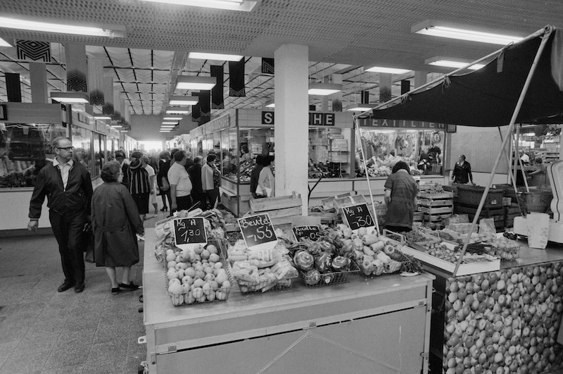 An indoor market at Centrum, by Christof Sonderegger, September 1975. ETHBIB.Bildarchiv. Public Domain.