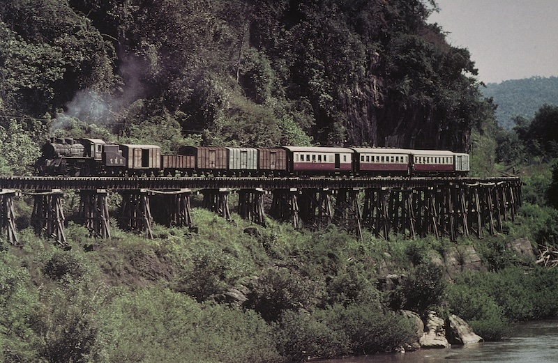 A train on the Wang Pho viaduct, built by POW labour in 1942-43, by Hans-Petar Bärtschi, February 1999. ETH Library Zurich, Image Archive (CC BY-SA 4.0)